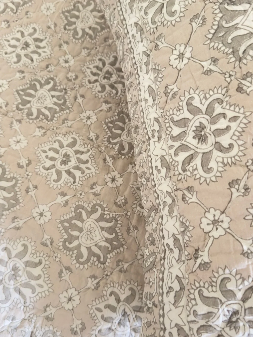 Elegant Cream Quilted Comforter - Soft Neutral Bedding
